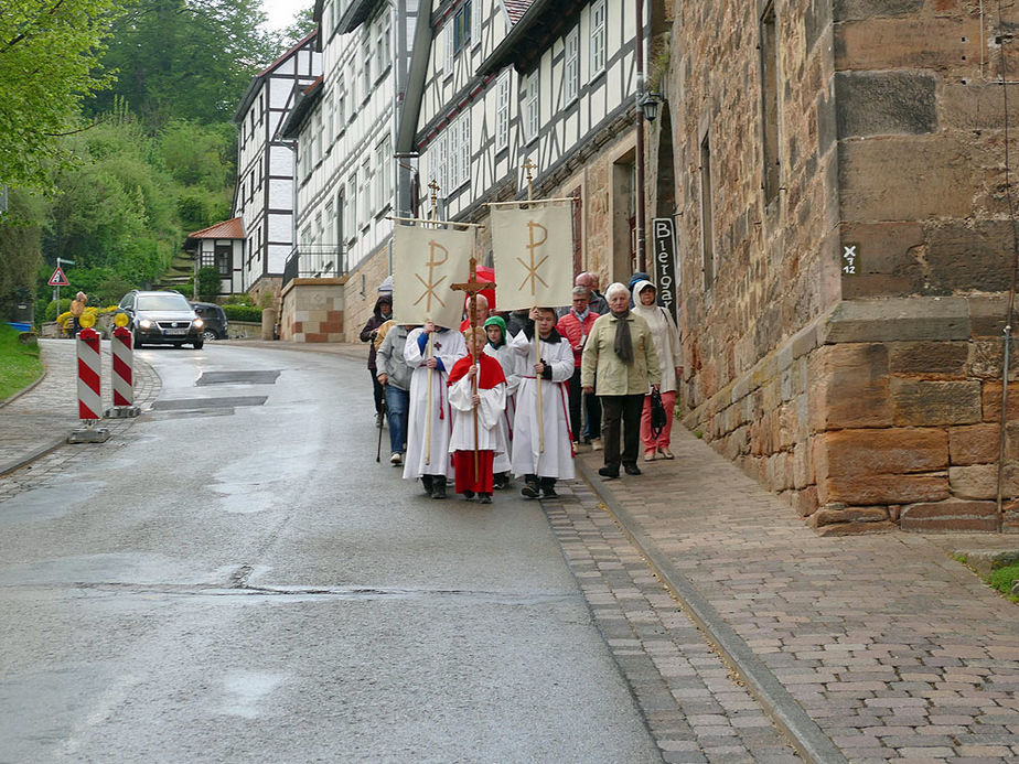 Markusprozession zum Kreuz an der Netzer Straße (Foto: Karl-Franz Thiede)